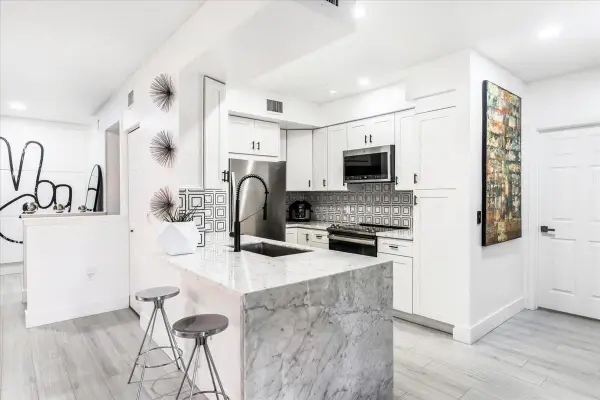 2452 Centergate Dr #202, Miramar, FL 33025