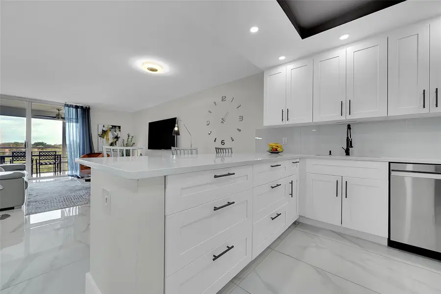 3980 Oaks Clubhouse Dr #505, Pompano Beach, FL 33069 - Image #3