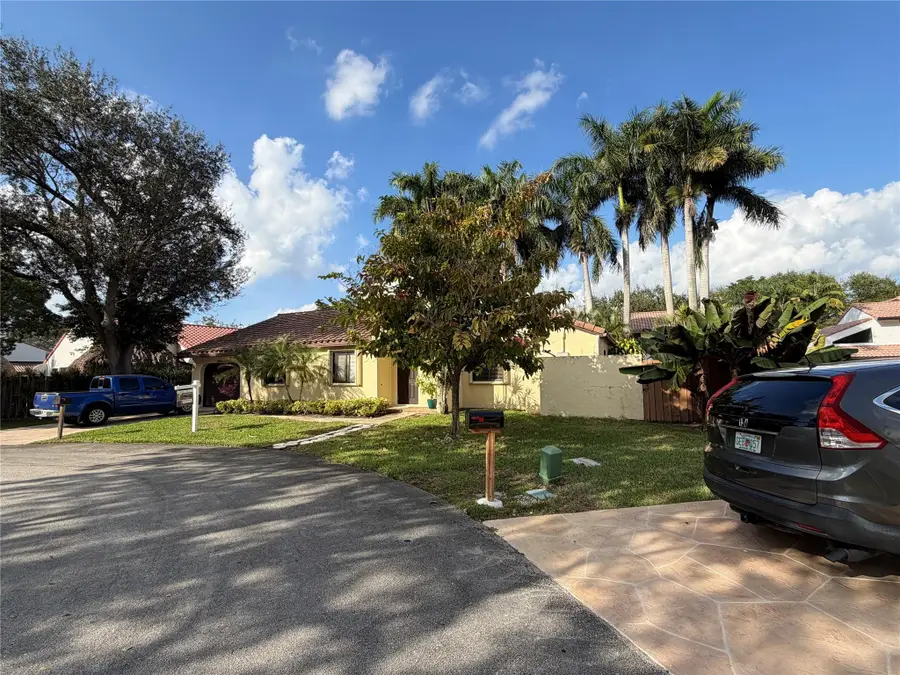 2925 Azalea Dr, Hollywood, FL 33026 - Image #2
