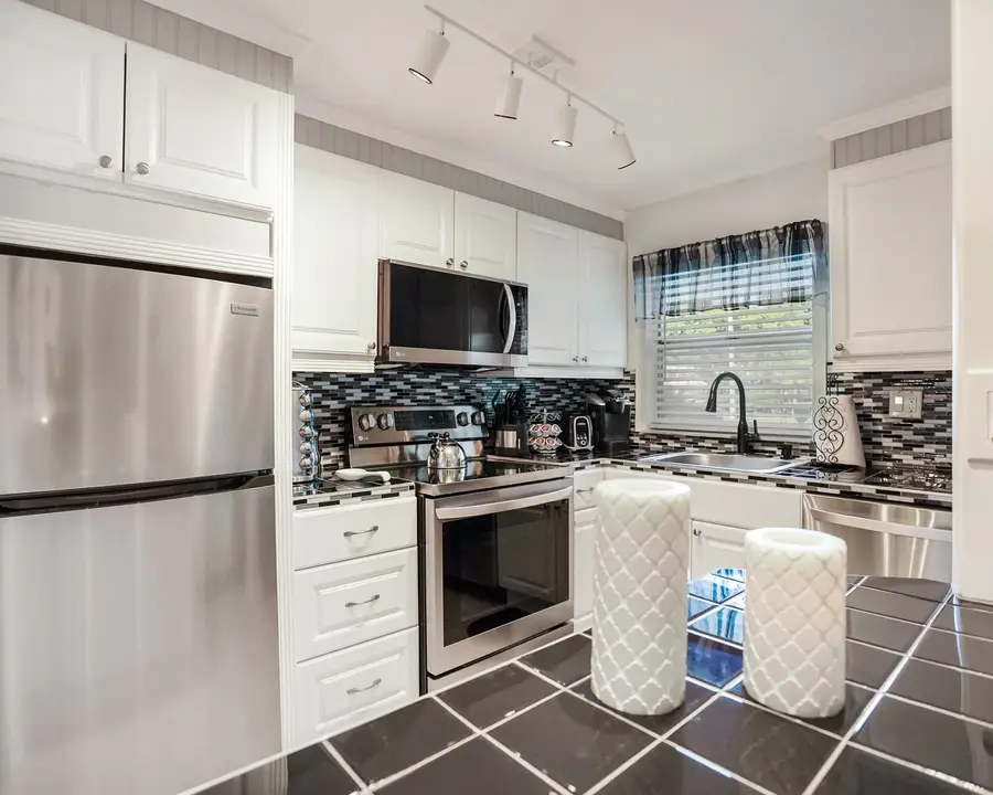 9281 Sunrise Lakes Blvd #101, Sunrise, FL 33322 - Image #2