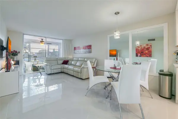 9380 Sunrise Lakes Blvd #207, Sunrise, FL 33322