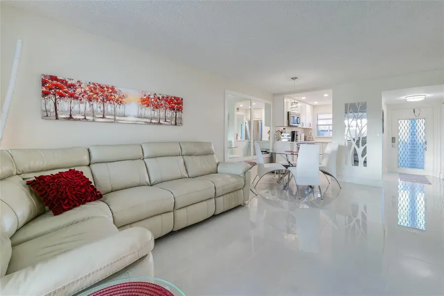 9380 Sunrise Lakes Blvd #207, Sunrise, FL 33322 - Image #2