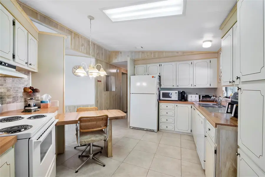 8600 SW 16th Pl, Davie, FL 33324 - Image #2