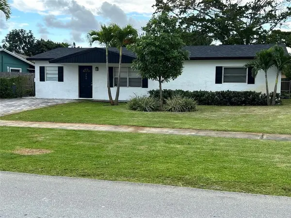 560 SW 14th St, Deerfield Beach, FL 33441