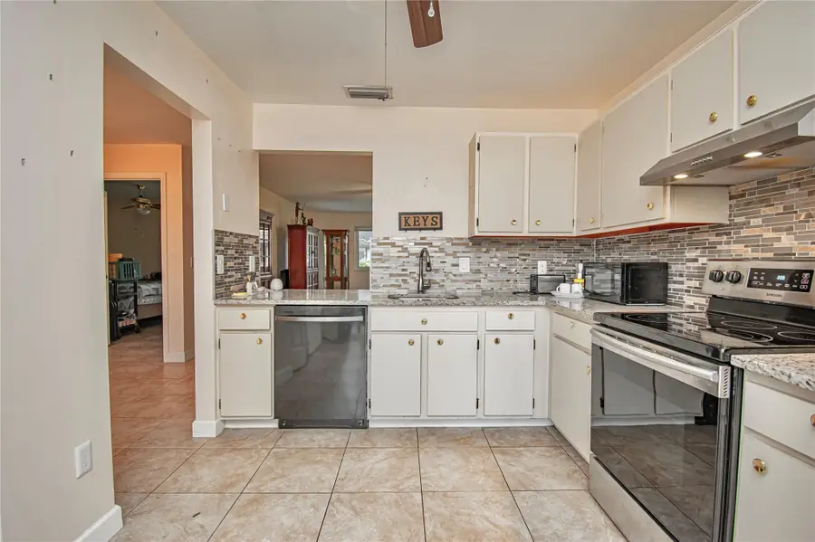 381 Ottawa Ct, Royal Palm Beach, FL 33411 - Image #3