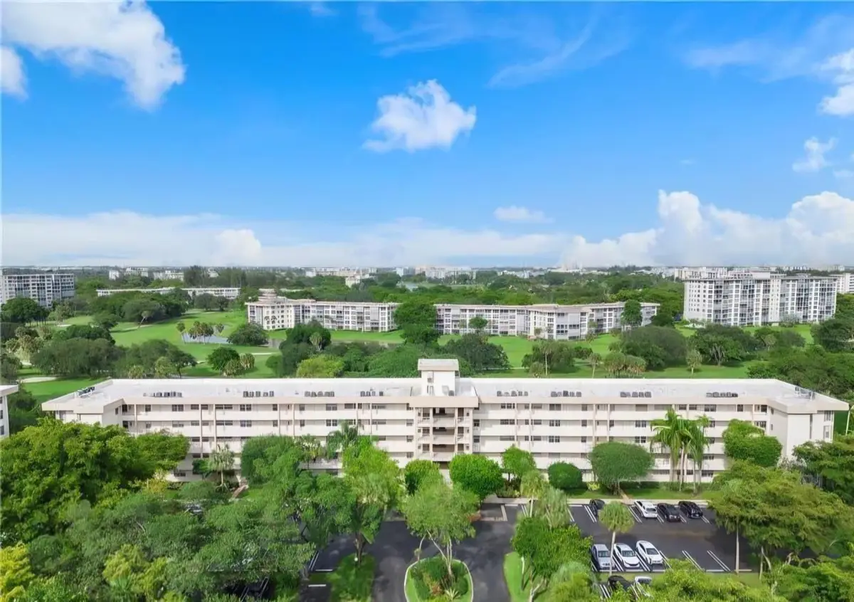 3900 Oaks Clubhouse Dr #507, Pompano Beach, FL 33069 - Image #1