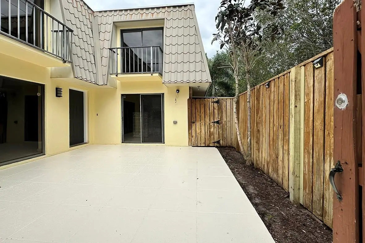 1700 Embassy Dr #402, West Palm Beach, FL 33401 - Image #1