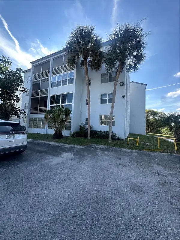 2800 Somerset Dr #J107, Lauderdale Lakes, FL 33311