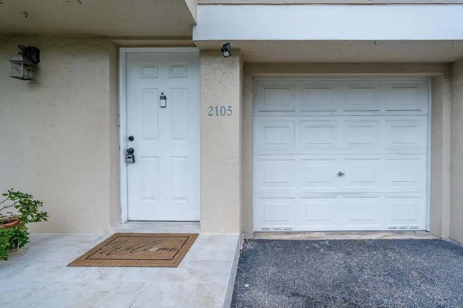 2105 W Discovery Cir W, Deerfield Beach, FL 33442 - Image #2
