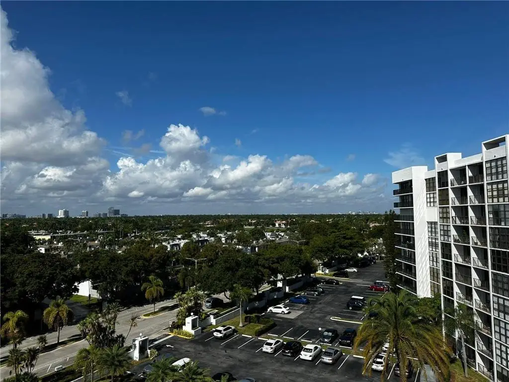 800 Parkview Dr #829, Hallandale Beach, FL 33009 - Image #1