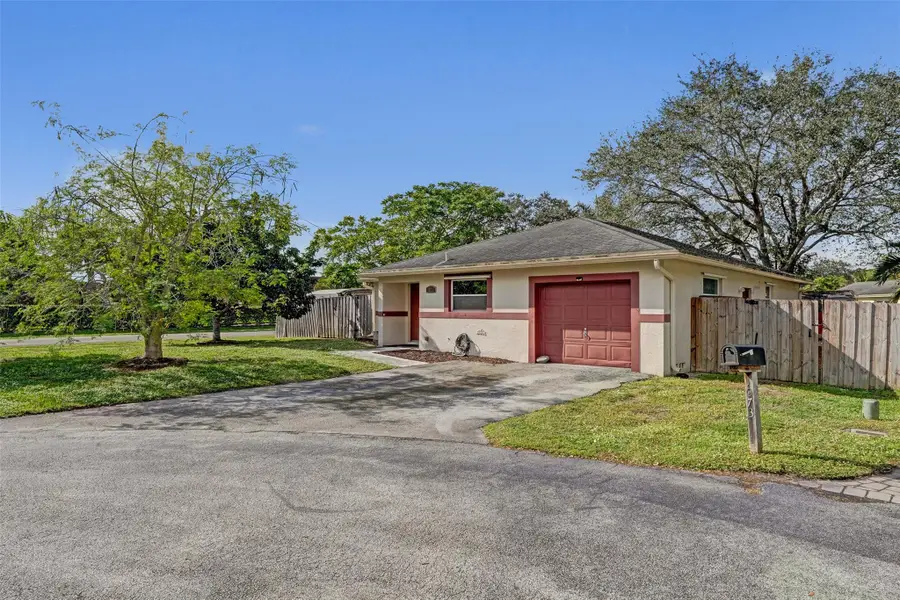 1073 SW 119th Ave, Davie, FL 33325 - Image #2