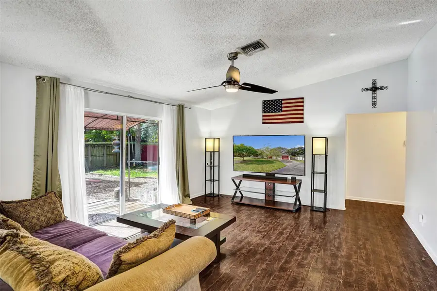 1073 SW 119th Ave, Davie, FL 33325 - Image #3