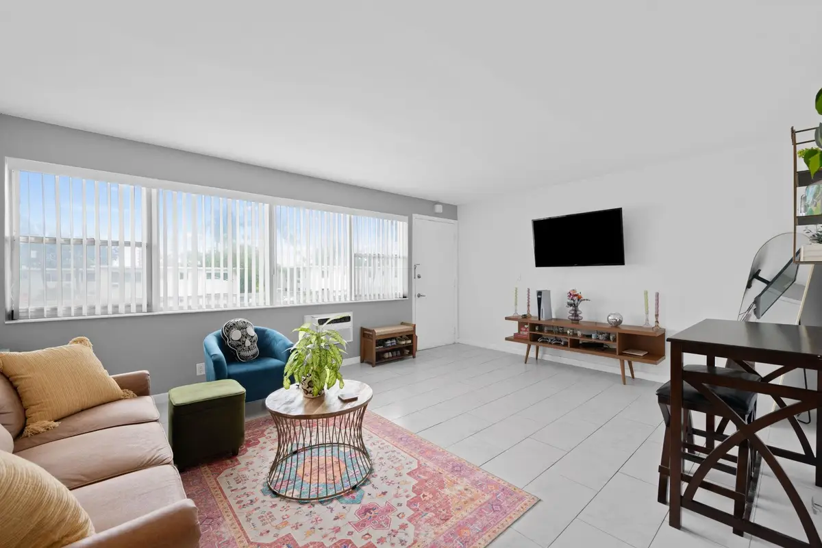 625 Antioch Ave #208, Fort Lauderdale, FL 33304 - Image #1