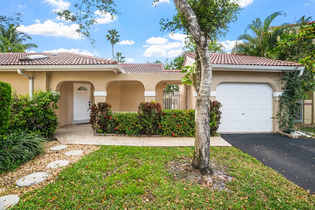 1427 Seagrape Cir, Weston, FL 33326 - Image #1