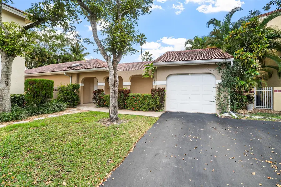 1427 Seagrape Cir, Weston, FL 33326 - Image #2