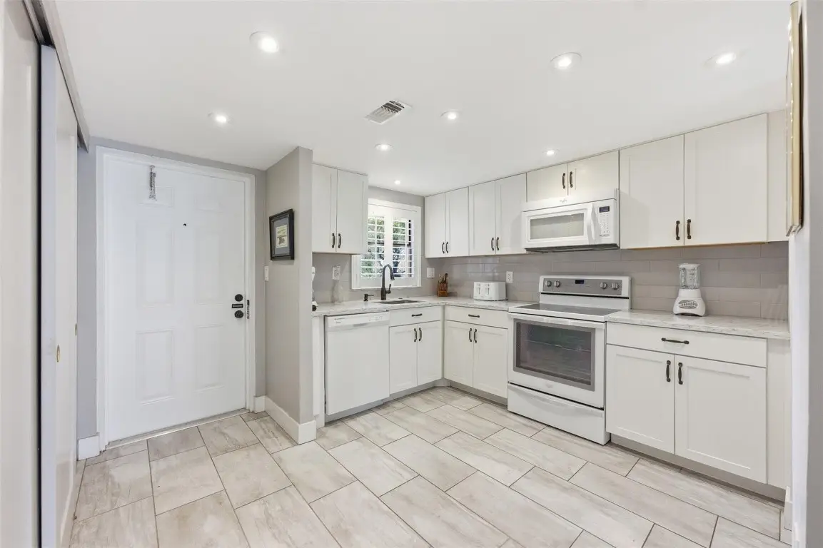 9460 Sunrise Lakes Boulevard #112, Sunrise, FL 33322 - Image #1