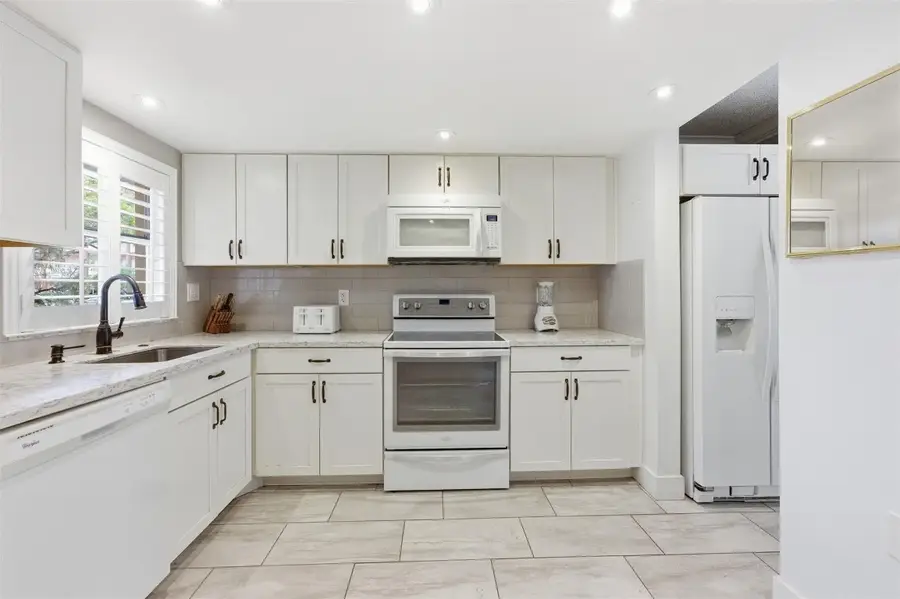 9460 Sunrise Lakes Boulevard #112, Sunrise, FL 33322 - Image #2