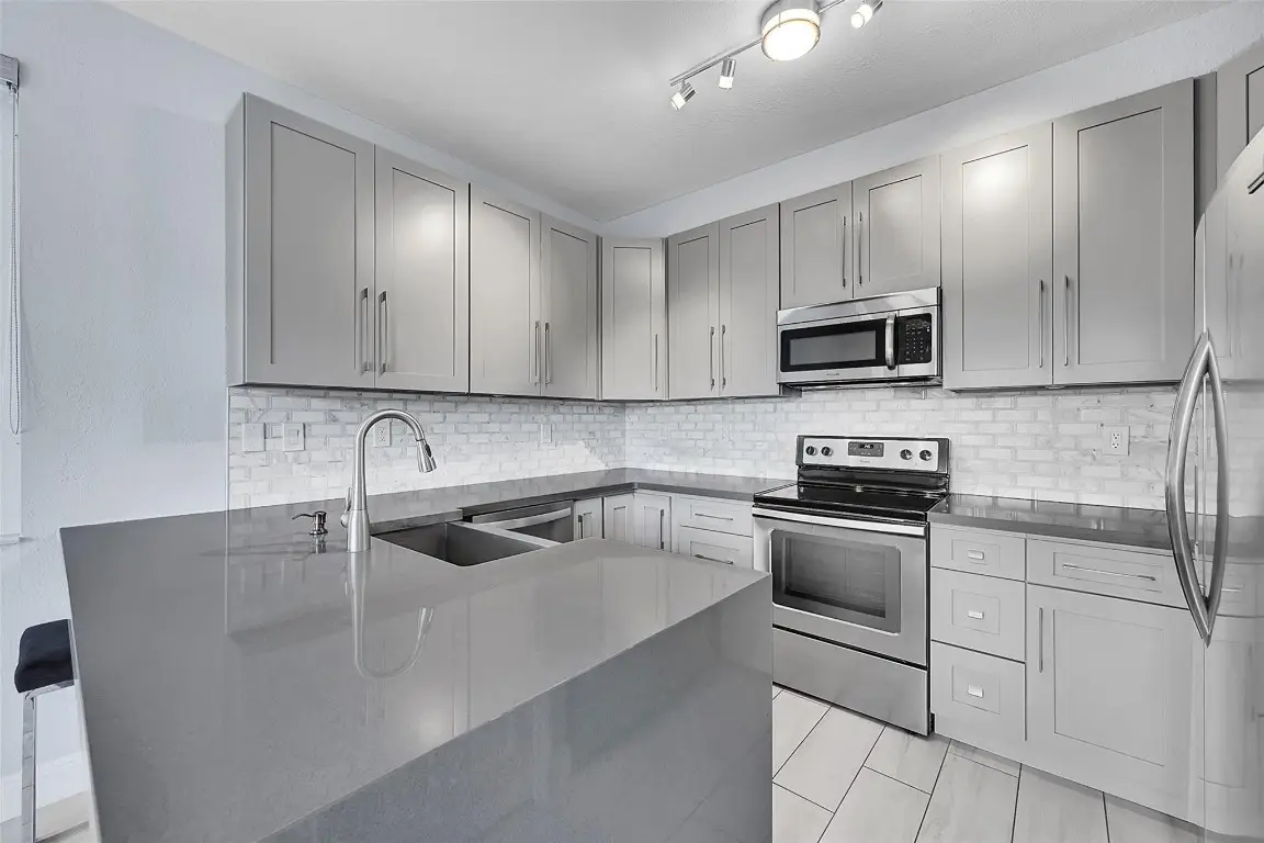 150 Jacaranda Country Club Drive #200, Plantation, FL 33324 - Image #1