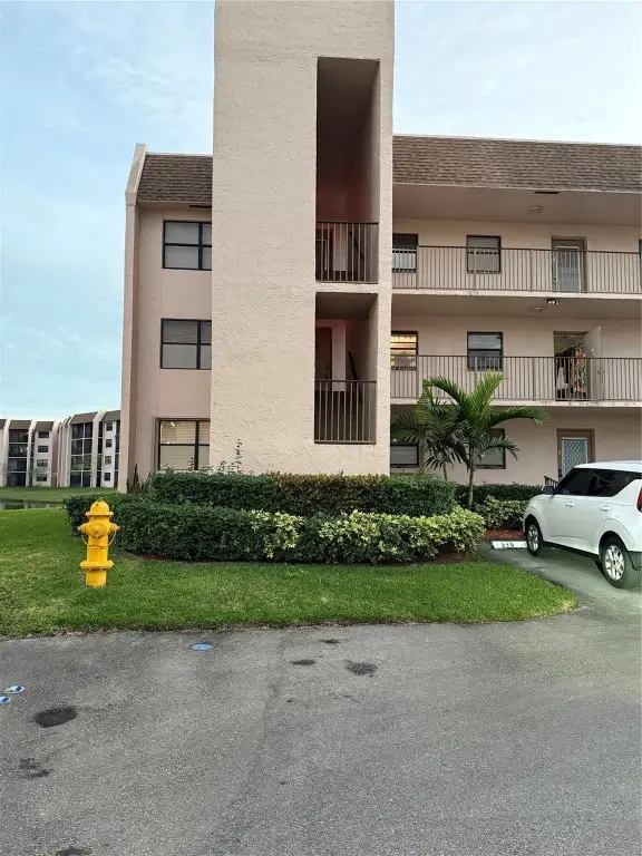 10442 Sunrise Lakes Boulevard #303, Sunrise, FL 33322 - Image #3