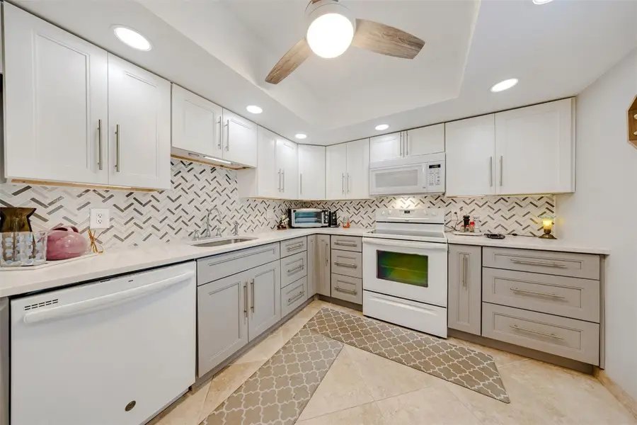 3980 Oaks Clubhouse Drive #210, Pompano Beach, FL 33069 - Image #2