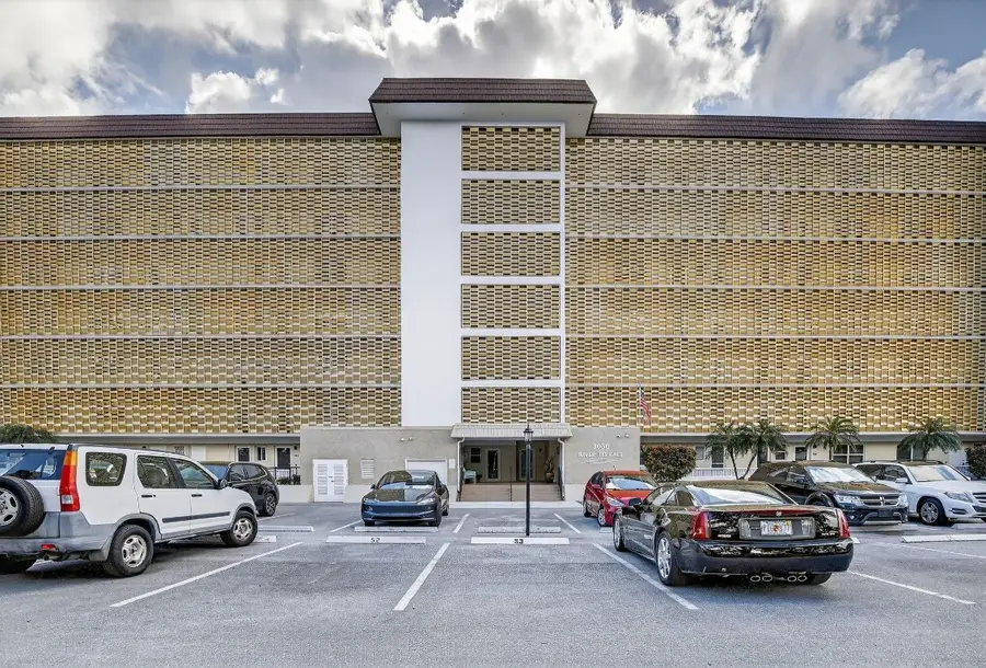 3050 NE 16th Avenue #207, Oakland Park, FL 33334 - Image #2
