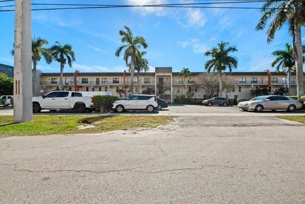 1100 Crystal Lake Drive #105, Deerfield Beach, FL 33064