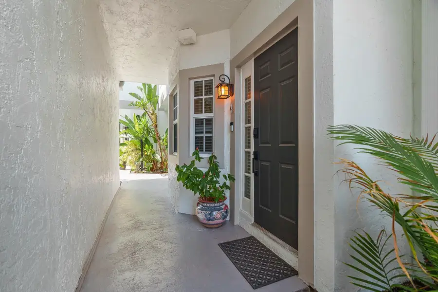 1321 Bayview Drive #4, Fort Lauderdale, FL 33304 - Image #3