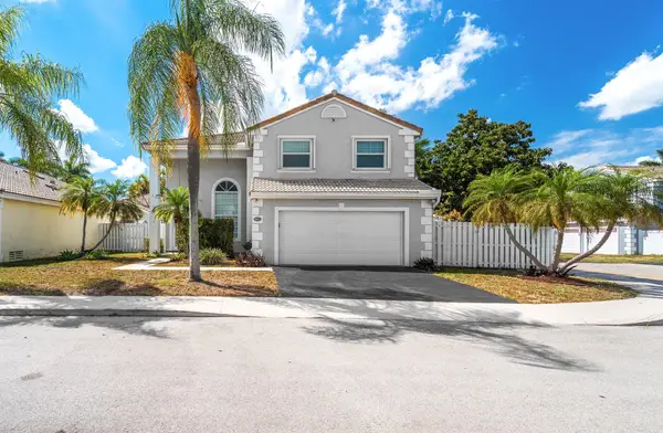 601 Lakeshore Terrace, Davie, FL 33325