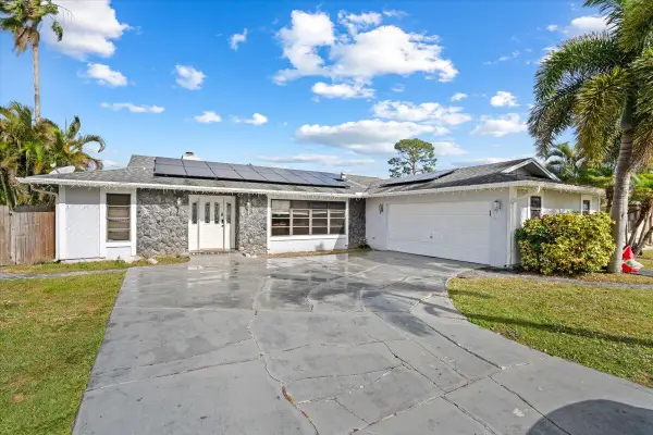 365 NE Gulfstream Ave, Port St Lucie, FL 34983