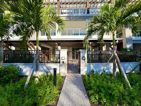 220 SE Mizner Boulevard #104, Boca Raton, FL 33432