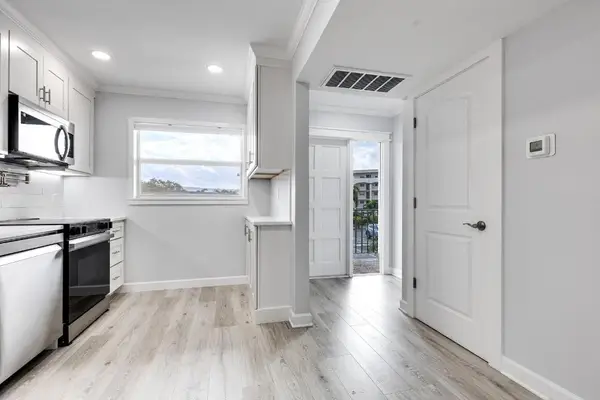 28 Yacht Club Drive #207, North Palm Beach, FL 33408