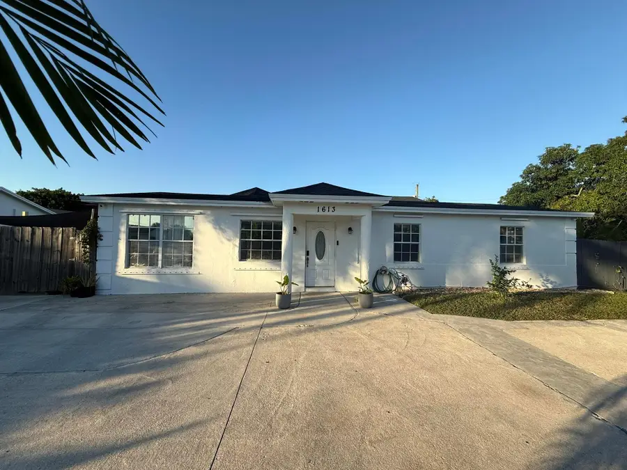 1613 Sherwood Avenue, Mangonia Park, FL 33407 - Image #2