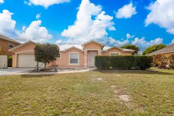 586 SW Kaabe Avenue, Port St Lucie, FL 34953