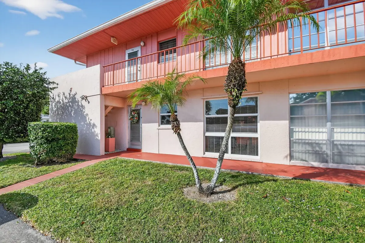7 Golfs Edge #D, West Palm Beach, FL 33417 - Image #1