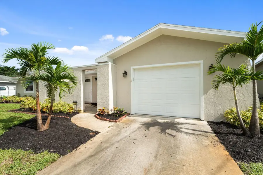 372 SE Oakridge Drive, Port Saint Lucie, FL 34984 - Image #2