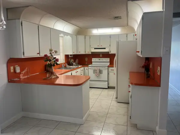 820 W Lakewood Road, West Palm Beach, FL 33405