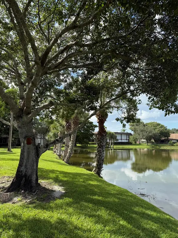1 Greenway N #205, Royal Palm Beach, FL 33411
