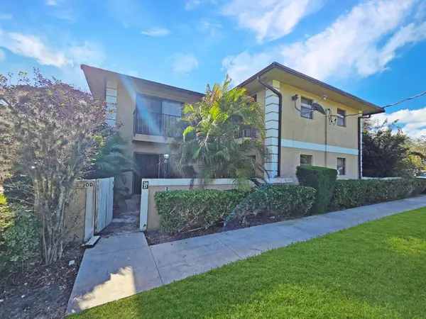 1482 N Lawnwood Circle #30-D, Fort Pierce, FL 34950