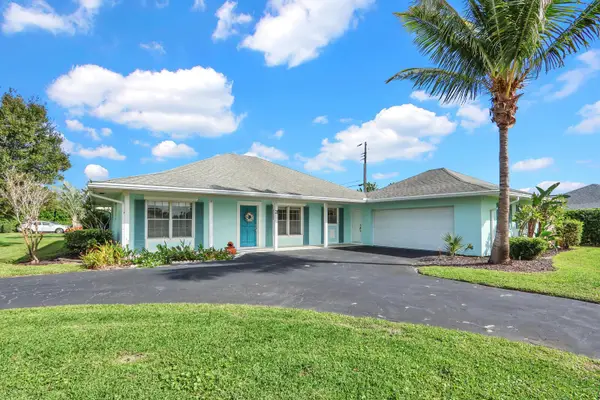3 SE Paddock Circle, Jupiter, FL 33469