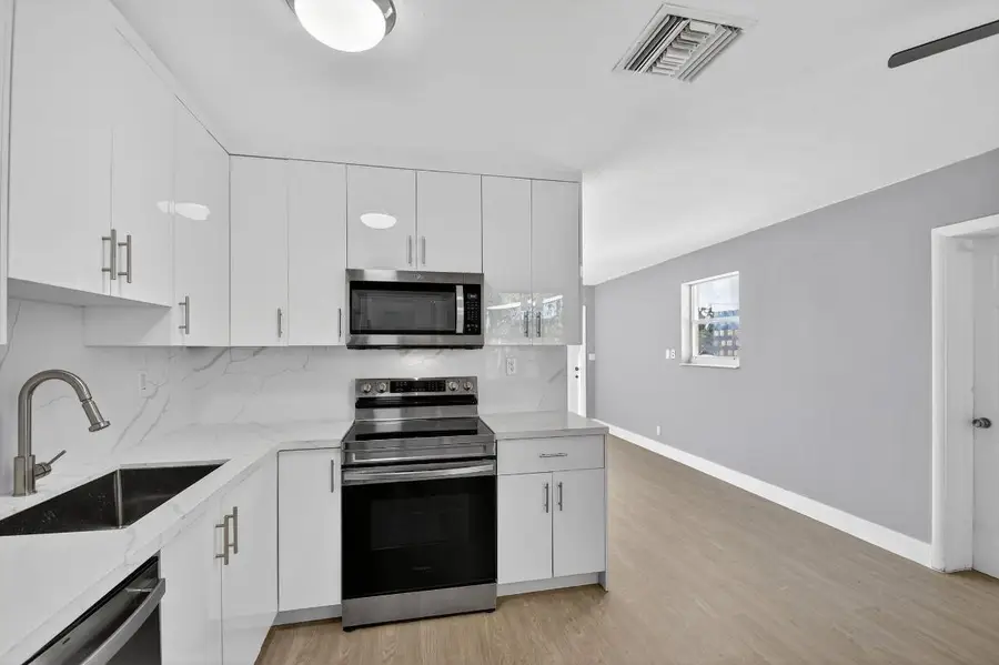 312 Greenbrier Drive, Palm Springs, FL 33461 - Image #2