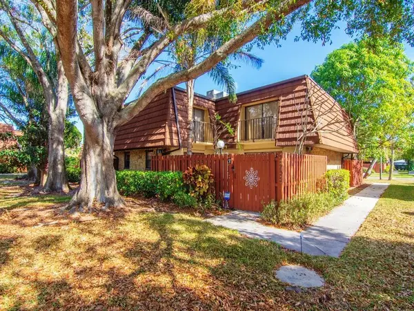 1458 N Lawnwood Circle #24b, Fort Pierce, FL 34950