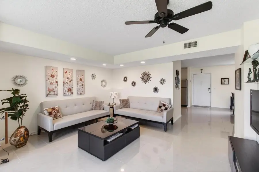 5130 Las Verdes Circle #207, Delray Beach, FL 33484 - Image #3