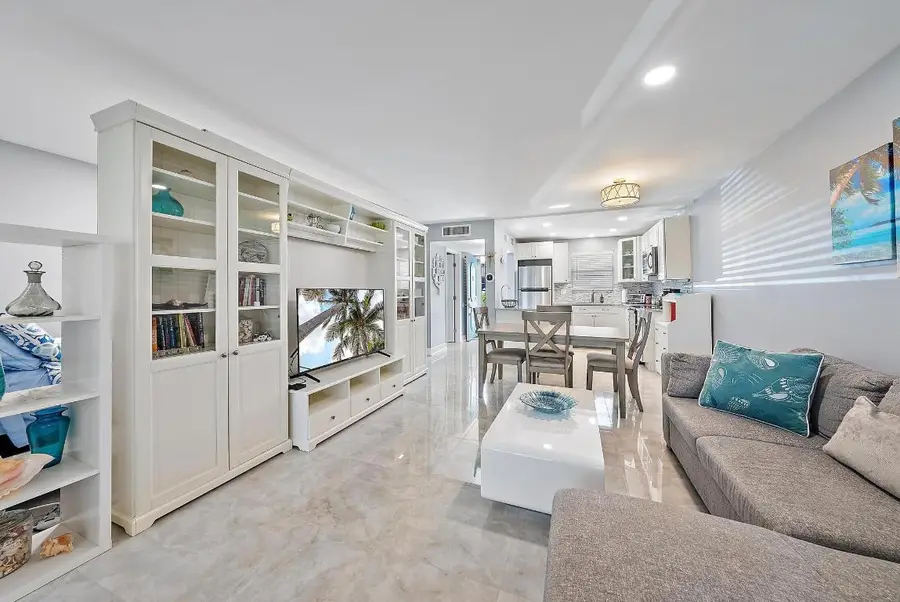 725 Lori Drive #111, Palm Springs, FL 33461 - Image #2