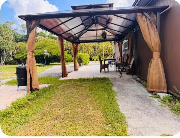 214 Westwood Circle E, West Palm Beach, FL 33411