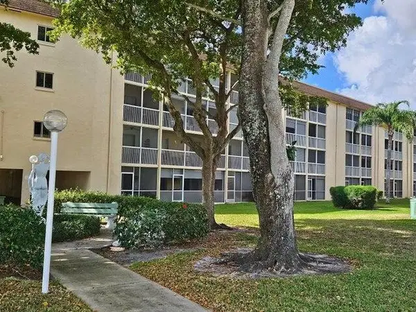 300 Village Green Circle S #209, Palm Springs, FL 33461