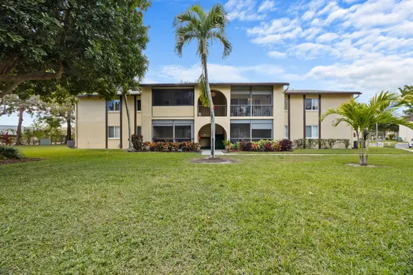 306 Pine Ridge Circle #B-2, Greenacres, FL 33463