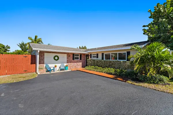 1401 N Lake Court, Lake Clarke Shores, FL 33406