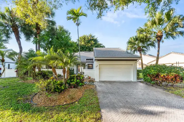 37 Clubhouse Lane, Boynton Beach, FL 33436