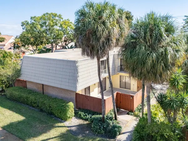 1700 Embassy Drive #305, West Palm Beach, FL 33401