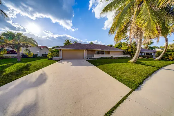 301 Knotty Wood Lane, Wellington, FL 33414